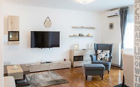 Spacious 2Bdr Apartment With Balcony - Free Parking